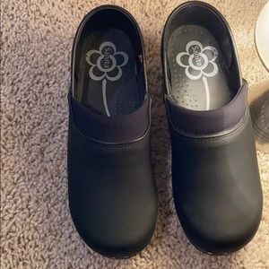 nursing shoes (all black)
